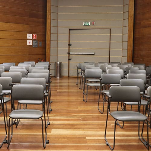Acesso e disposição de cadeiras do auditório