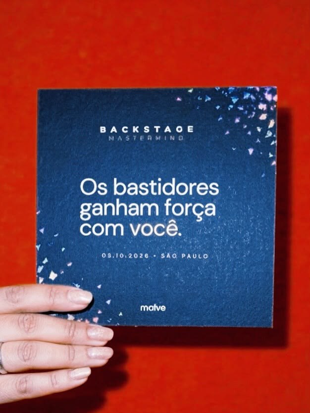 Cartão do Backstage Mastermind com a mensagem “Os bastidores ganham força com você”.