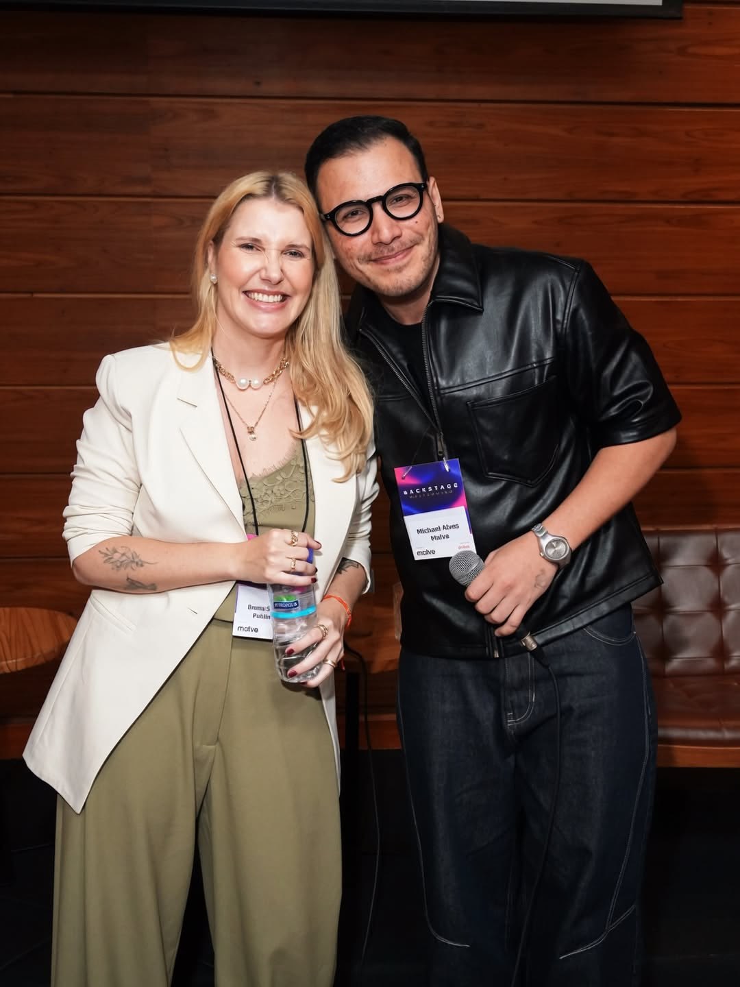 Michael Alves ao lado de uma participante no Backstage Mastermind 2026.