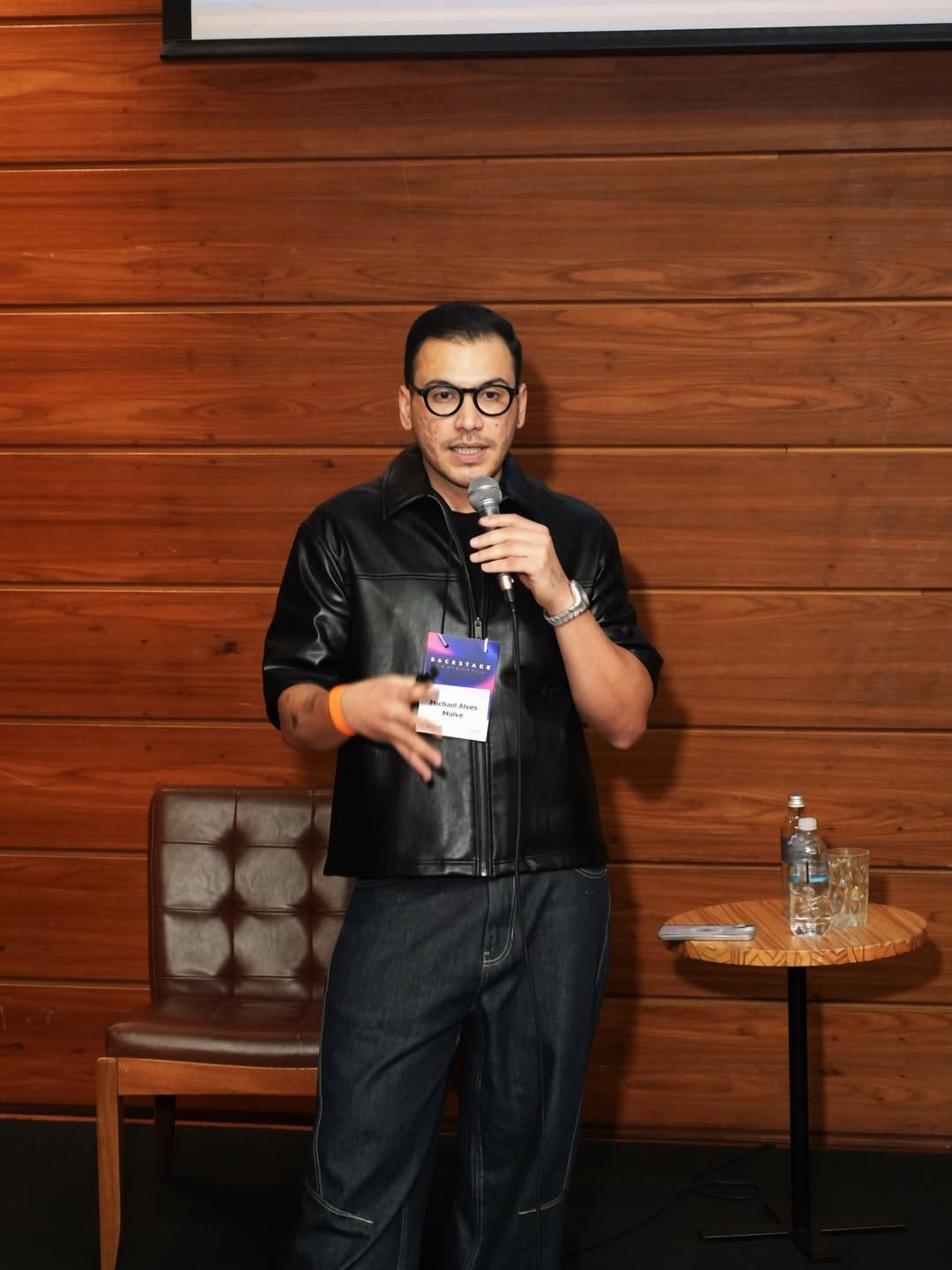 Michael Alves falando ao microfone no Backstage Mastermind 2026, no Unibes Cultural.